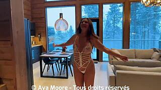 Une Jolie Fille Française Se Masturbe Et Se Gode La Chatte Dans Chaque Pièce De Son Chalet