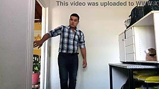 jardineiro mega-dotado macetando a pica grossa até gozar - urso brasileiro fodendo a caceta até jorrar leite - dotado tocando punheta na fazenda