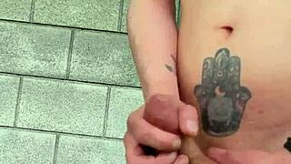 me quite los pantalones y me hago una buena paja en un lugar publico