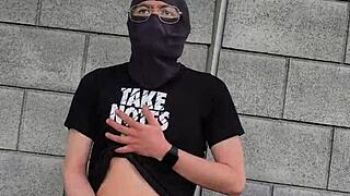 me quite los pantalones y me hago una buena paja en un lugar publico