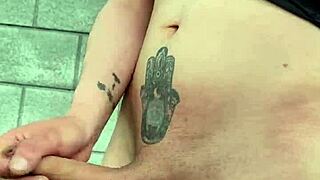 me quite los pantalones y me hago una buena paja en un lugar publico