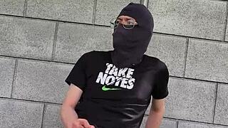 me quite los pantalones y me hago una buena paja en un lugar publico