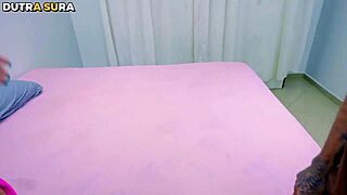 corno safado pega um cara na rua pra comer sua esposa - pau grande e grosso dentro da esposa puta