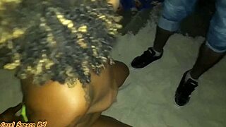 Ganhei varias gozadas na cara depois de fuder com os desconhecidos que estavam na praia a noite enquanto meu marido filmava