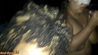 Ganhei varias gozadas na cara depois de fuder com os desconhecidos que estavam na praia a noite enquanto meu marido filmava