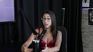gosta de apanhar mas n�o gosta de bater foi capa da revista sexy acha que homens tem medo dela e pensou em desistir do reality - luciana picchi sheer red 😘
