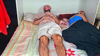 padrasto faz visita noturna inesperada ao quarto da enteada