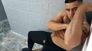 Yuri gaucho - urso brasileiro mega-dotado macetando a pica e gozando forte