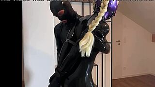 touchedfetish - livestream mitschnitt - latex & gummi fetisch ehepaar - unterw�rfige schlampe bekommt kehlenfick & gesichtsbesamung