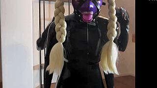 touchedfetish - livestream mitschnitt - latex & gummi fetisch ehepaar - unterw�rfige schlampe bekommt kehlenfick & gesichtsbesamung