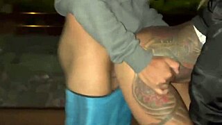 Esposa pede ajuda pra atravessar a linha de trem e da gostoso pro rapaz prestativo