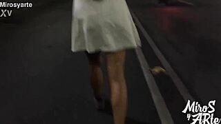 exhibit en el desnivel de garibaldi putita chilanga se levanta el vestido para que la vean los automovilistas