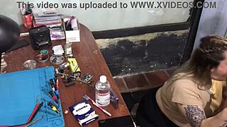 no tenía para pagarle a mi técnico y terminé chupándole la pija