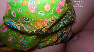 คุ่ไทยบ้านๆ เย็ดสดแตกในเน้นๆคาผ้าถุง with big tits and creampie.