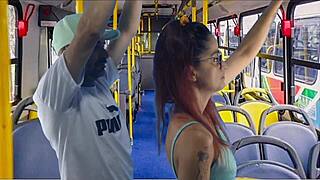 Jovem estudante encoxada e fodida no ônibus em público, com crossdressing cumshot and hardcore sex!