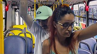 Jovem estudante encoxada e fodida no ônibus em público, com crossdressing cumshot and hardcore sex!