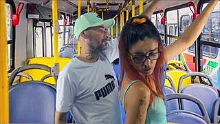 Jovem estudante encoxada e fodida no ônibus em público, com crossdressing cumshot and hardcore sex!