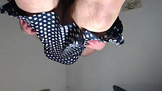 Upskirt pantyhose seduction leads to juicy real orgasm