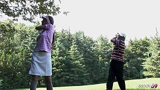 娇小日本18岁少女在高尔夫课上诱惑老男人第一次中出，无码JAV