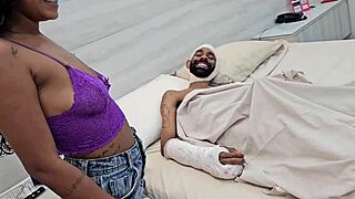 Foi visitar o amigo que foi atropelado e deixou ele foder sua namorada novinha safada no quarto privado do hospital