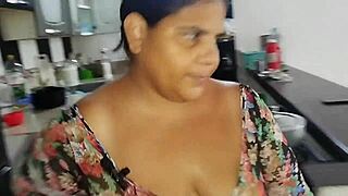 Madrastra culona sedienta de una buena polla termina follando al amigo de su hijastro ojalá no se quede embarazada!