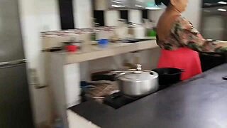 Madrastra culona sedienta de una buena polla termina follando al amigo de su hijastro ojalá no se quede embarazada!