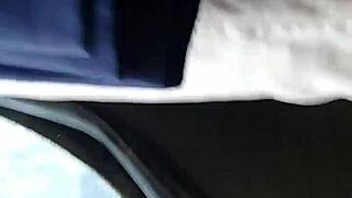 sexy latina bajo falda en el bus