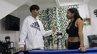 Hermano le da clases de billar a su hermanastra pervertida latina y ella se calienta tanto que le pide follar en la mesa - porno en español 😏💦