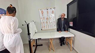 Noivo corno leva sua noiva ao médico que teve que fazer exame ginecológico!