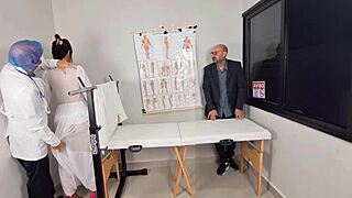 Noivo corno leva sua noiva ao médico que teve que fazer exame ginecológico!