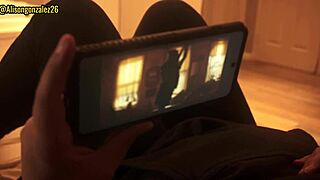 Mirando una pelicula con mi padrastro y sin querer me trague su pene casi nos descubren