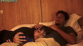 Mirando una pelicula con mi padrastro y sin querer me trague su pene casi nos descubren