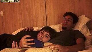 Mirando una pelicula con mi padrastro y sin querer me trague su pene casi nos descubren