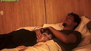 Mirando una pelicula con mi padrastro y sin querer me trague su pene casi nos descubren