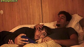 Mirando una pelicula con mi padrastro y sin querer me trague su pene casi nos descubren