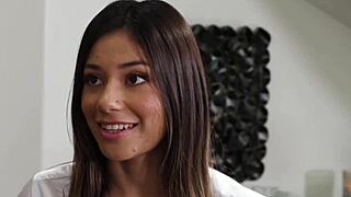 Hot Teen Masseur Pours Nuru Gel On Herself And Client Fully Naked!