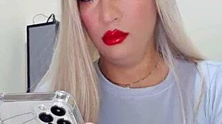 Wow, this transsexual on webcam is trying something new and exciting!