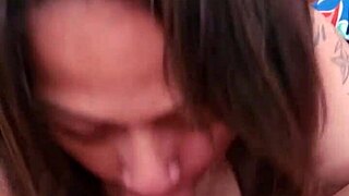 Mi madrastra adora tragar semen por las ma�anas