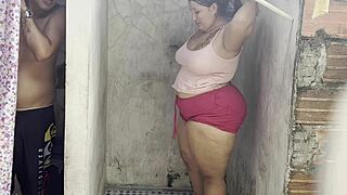 Madrastra folla con su amante en la ducha