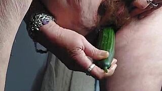 Oma Neukt Kut Met Komkommer