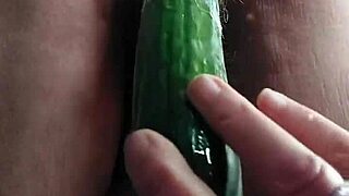 Oma Neukt Kut Met Komkommer