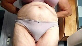 Oma Neukt Kut Met Komkommer