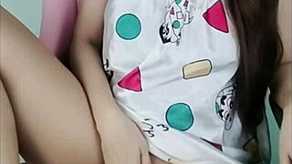 น้องนินิว the horny thai girl fingers her tight pussy solo