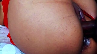 Ele goza tudo dentro da bucetinha suculenta dela