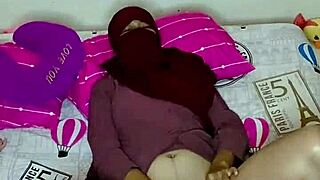 istri muslim berhijab... uh ngentot sama ayah tiri lagi... hot creampie vibes