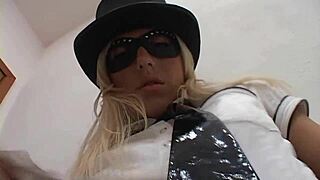 leather mommy in heels fucks hot lesbo deep with fingers and tongue 😈🔥