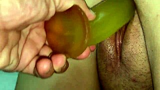 me folla mi hermanastra en su casa mientras su mama cocina!!