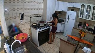 cozinhando pra meu amante enquanto o marido corno trabalha... olha meu BIG CLIT