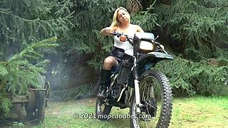 vintage babes rev dirtbikes 2-stroke enduro trailer show