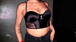 n�o aguentei mais e mandei o pau pela porta da cabine do swing na buceta dela molhada